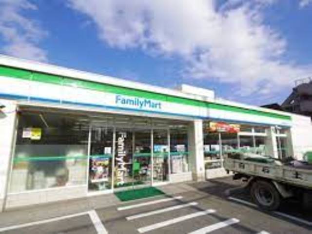 コンビニ　ファミリーマート三原台一丁目店（コンビニ）まで883m
