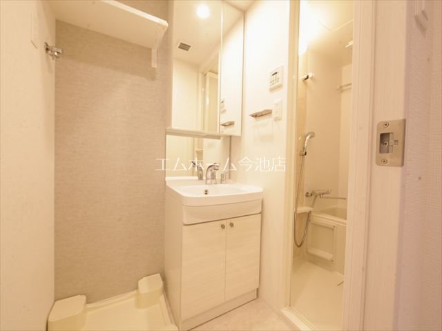 洗面設備　脱衣所　独立洗面台（シャンプードレッサー付）