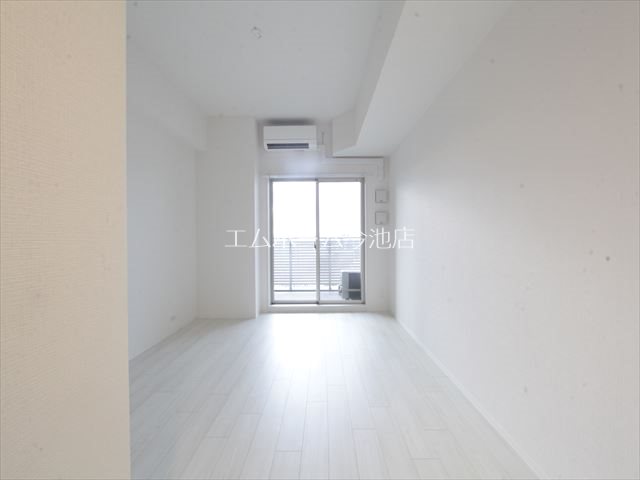 その他部屋・スペース　洋室8.1帖　エアコン付　収納充実　バルコニーに面しています