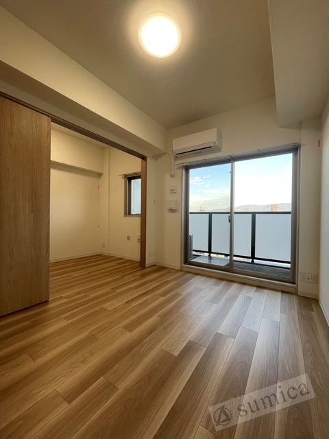 その他設備　内装は落ち着いています。おおきな窓で明るさを演出。