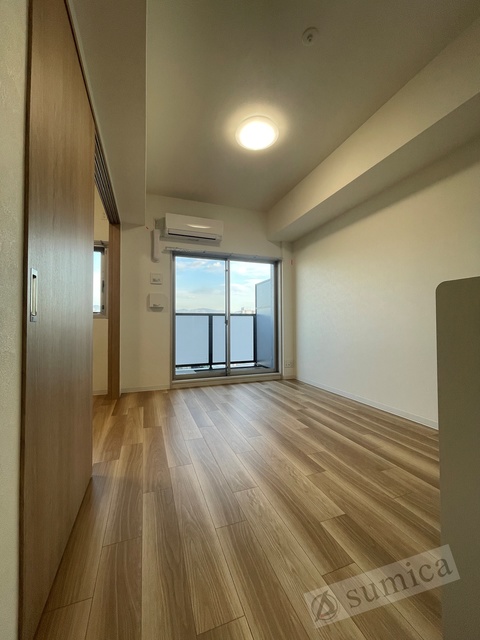 バルコニー　内装は落ち着いています。おおきな窓で明るさを演出。