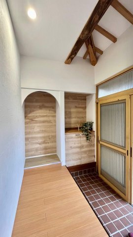 玄関　玄関横には可愛いアーチ型のコートスペース
