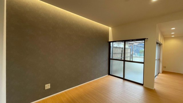 その他部屋・スペース　24畳の広々LDKには、壁面をやさしく照らす壁面間接照明採用