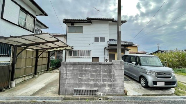 建物外観　車2台(車種による)駐車可能
