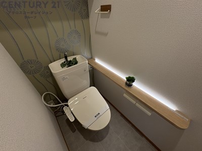 トイレ　温水洗浄暖房便座つきです♪