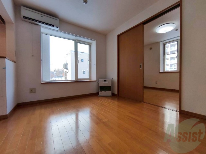 居室・リビング　エアコン付きで快適なリビングになっております！