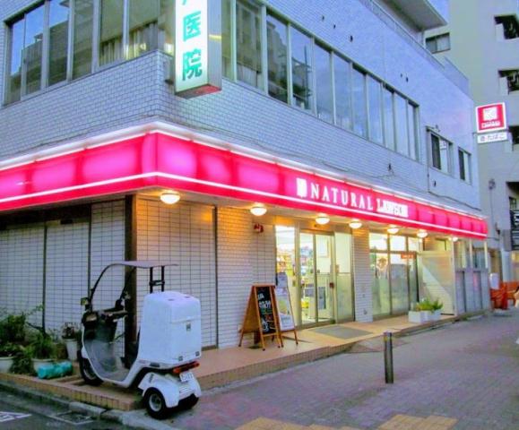 コンビニ　ナチュラルローソン東麻布三丁目店（コンビニ）まで130m