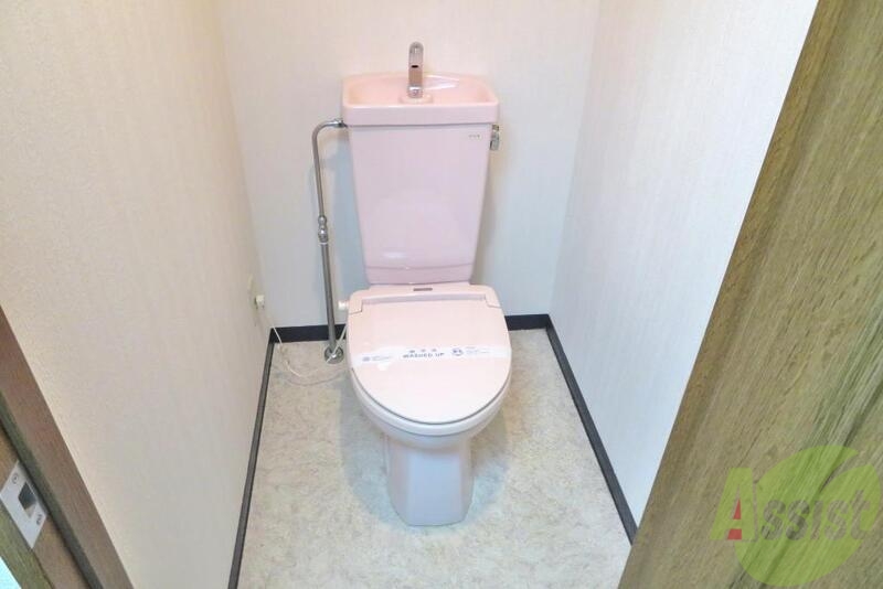 トイレ　シンプルですが、バス・トイレ別で清潔に使えます。
