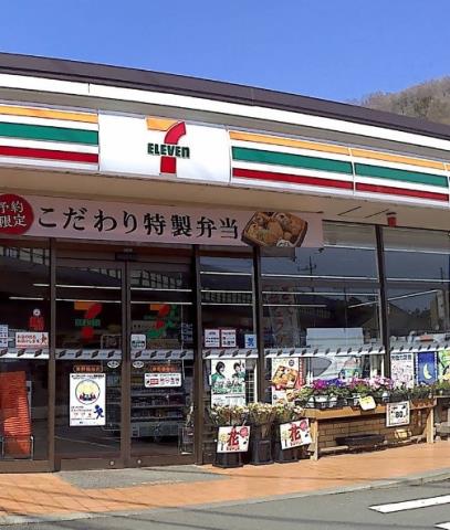 コンビニ　セブン－イレブン秦野鶴巻店（コンビニ）まで498m