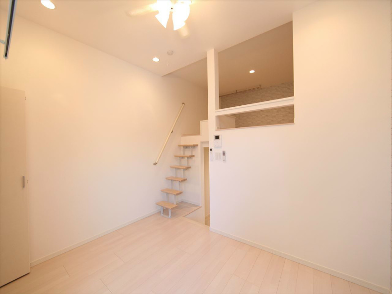 居室・リビング　洋室6.1帖　上階ロフト6.3帖（収納でも部屋でも使えます）