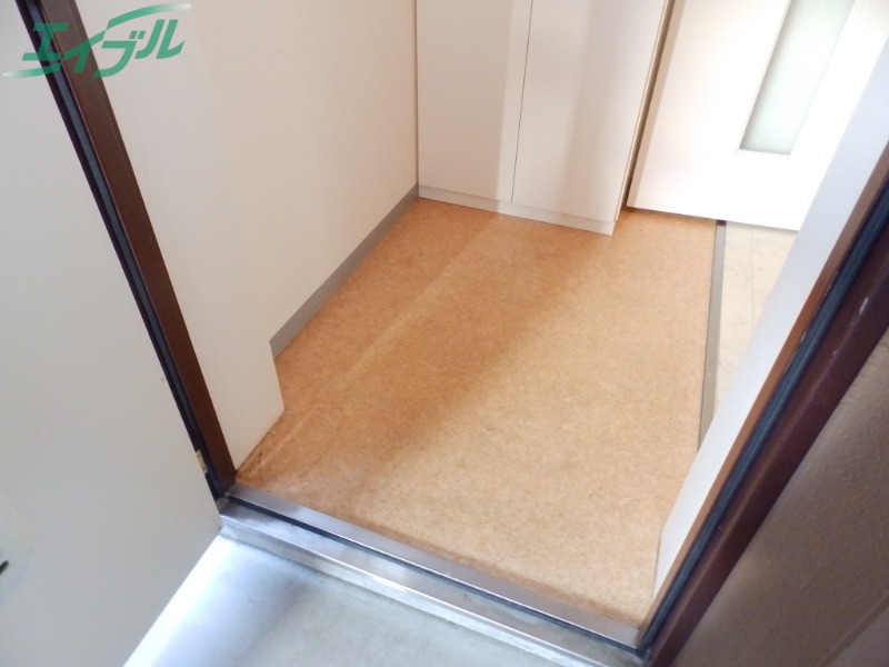 玄関　同物件別部屋のお写真です。