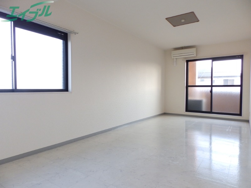 居室・リビング　同物件別部屋のお写真です。