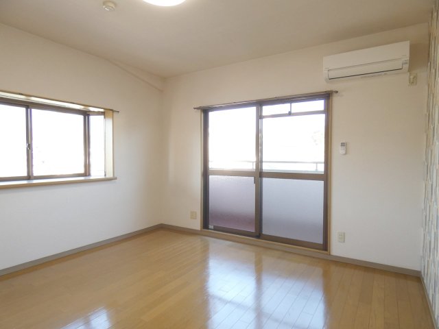 その他部屋・スペース　出窓があるので風通しがいいですよ☆