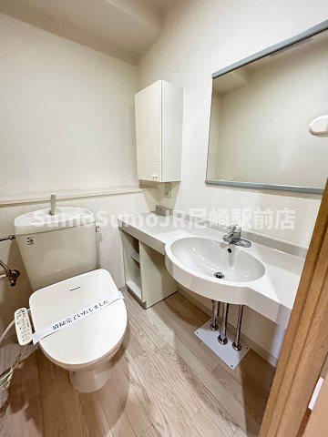 洗面設備　明るい洗面所です