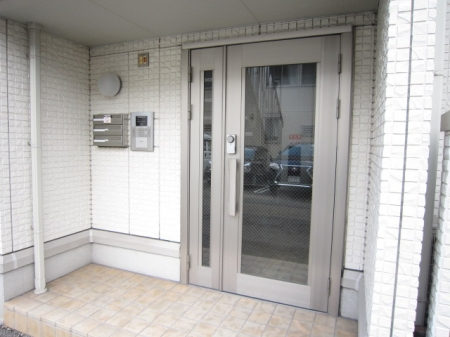 エントランス　落ち着いたエントランスです