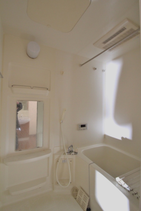 バス・シャワールーム　浴室乾燥機・追い焚き付です！