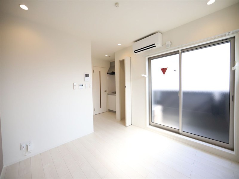 居室・リビング　洋室7.5帖　クローゼット付　バルコニー　同仕様写真