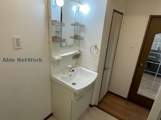 洗面設備　※同物件別部屋の写真です。