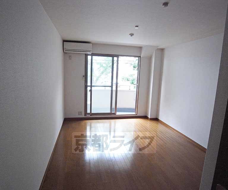 居室・リビング　白川通りに面した広く明るいお部屋