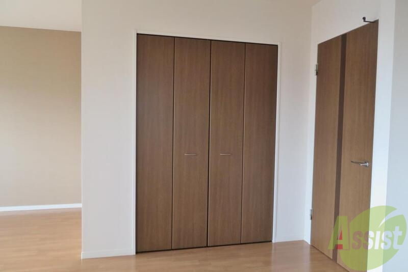 収納　こちらはリビングにあるクローゼット、衣類などを収納ですね