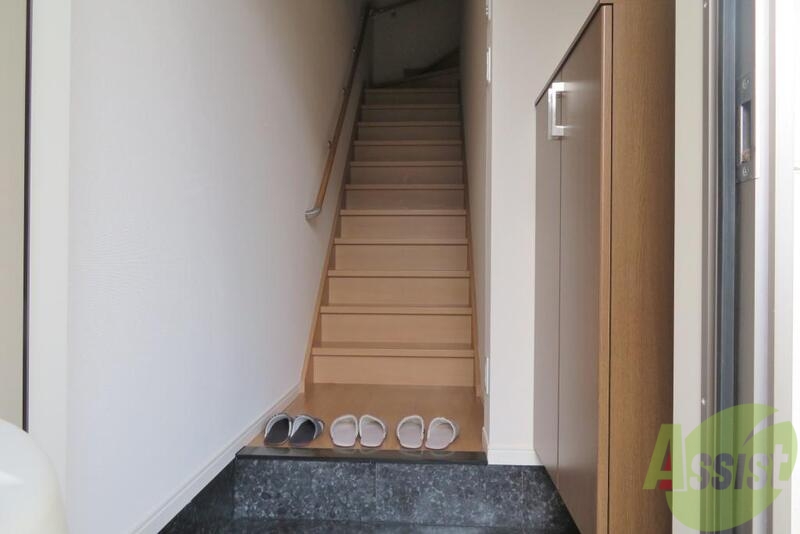 玄関　玄関をはいるとすぐにお部屋へ上がる階段です