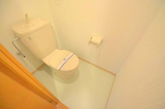 トイレ　落ち着いた色調のトイレです