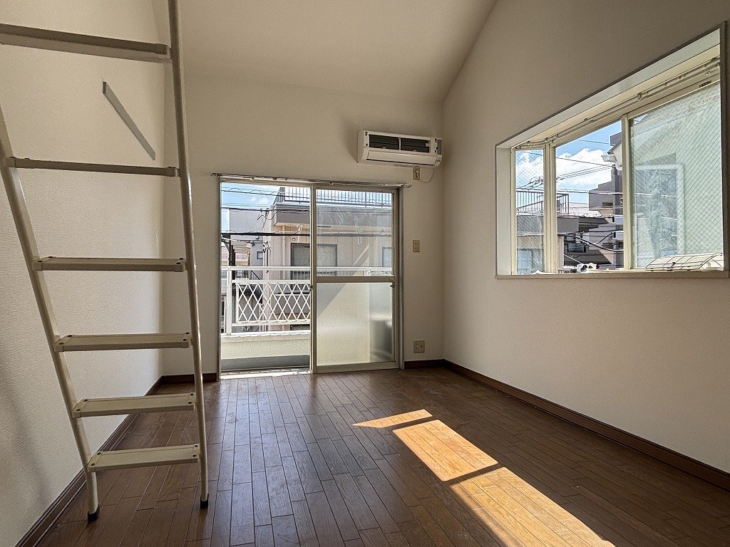 居室・リビング　前面棟との距離もあり日当り良好