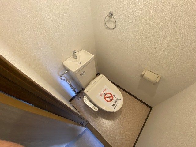 トイレ　※別室同じ間取りの写真。現況を優先します。