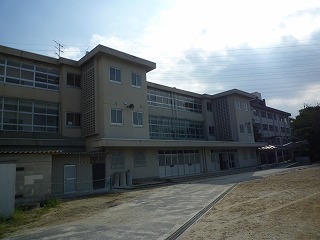 中学校　四日市市立笹川中学校（中学校）まで1252m