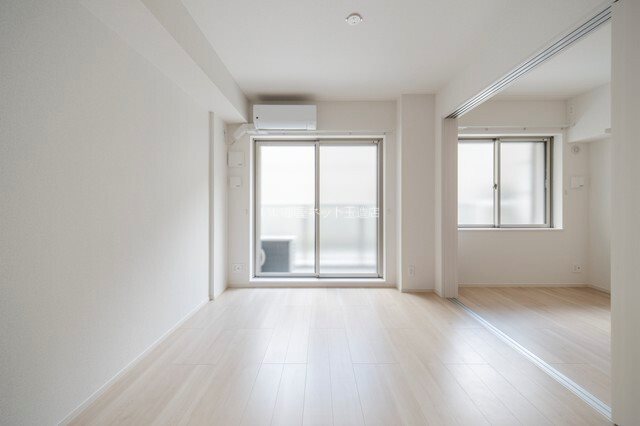 居室・リビング　※部屋によって色が異なります