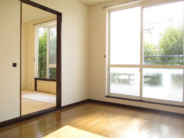 居室・リビング　南向きの洋室６帖