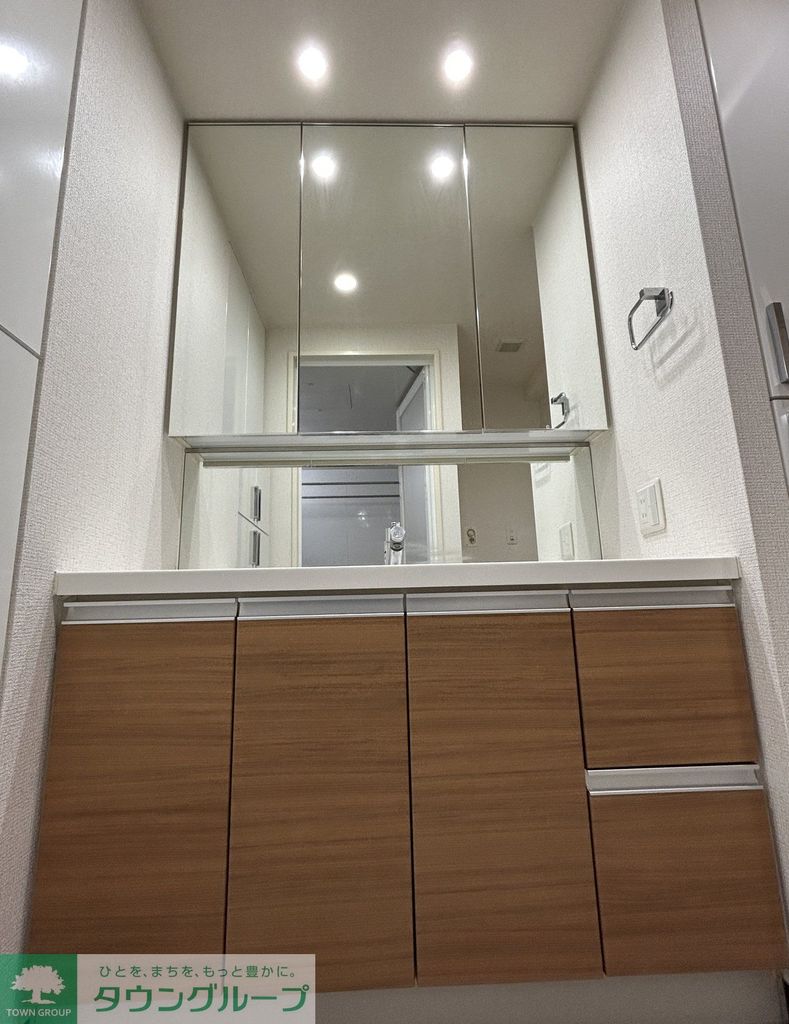 洗面設備　３面鏡収納タイプ洗面化粧台