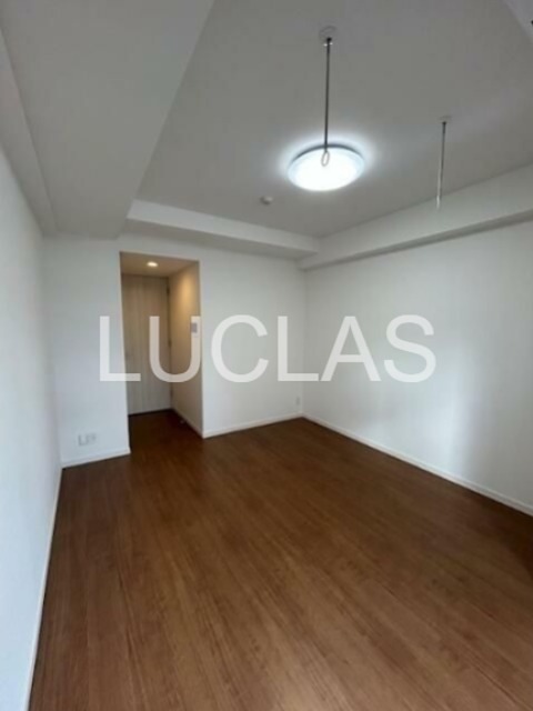 居室・リビング　落ち着いた色味の床材がくつろぎ空間を演出♪