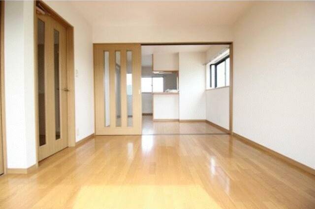 居室・リビング　家具の配置に困らないリビングですね