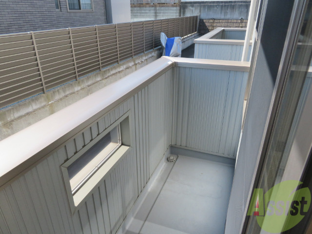 バルコニー　バルコニーは幅があり、広い印象を受けました。