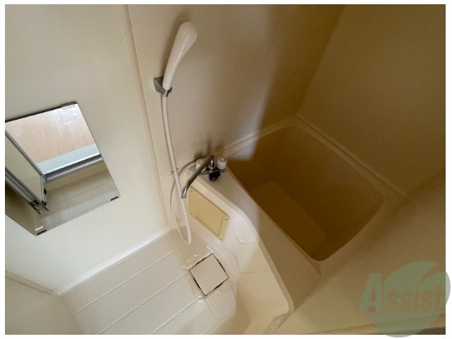 バス・シャワールーム　お風呂はこちらの少し小さめになりますね。