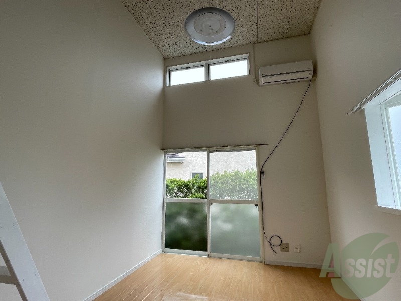 居室・リビング　開放化がある窓から光が差し込み明るいお部屋です。