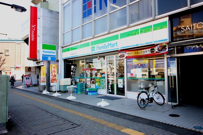 コンビニ　ファミリーマート（コンビニ）まで110m