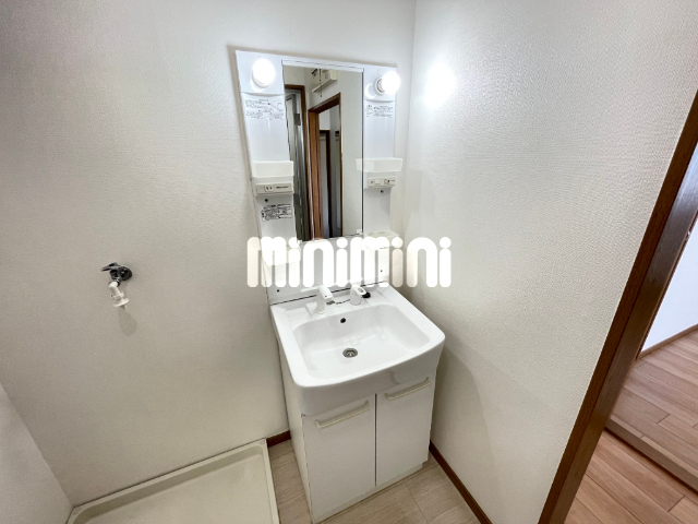 洗面設備　独立洗面台付きです