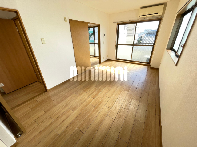 居室・リビング　南向きの明るいリビングです