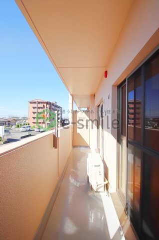 バルコニー　開放的で明るい空間を演出してくれるバルコニーです