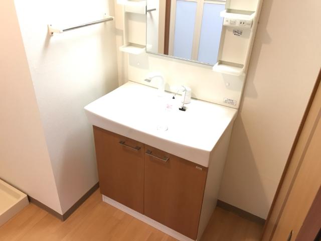 洗面設備　明るい洗面所です