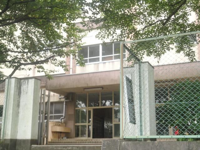 中学校　四谷中学校（中学校）まで64m