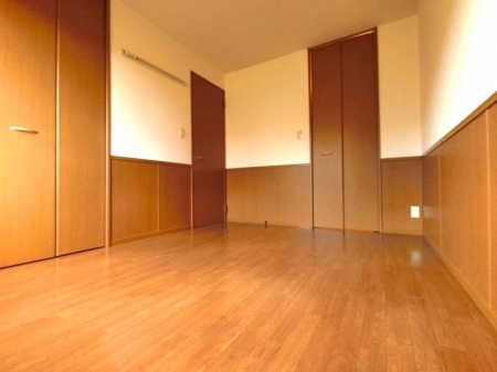 その他部屋・スペース　落ち着いた色調の寝室です