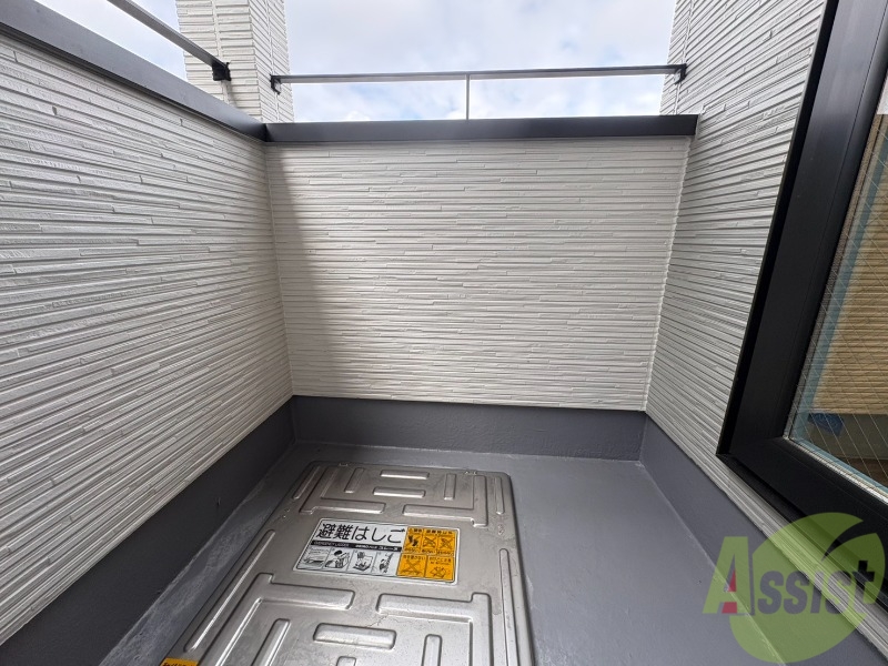 バルコニー　バルコニーは幅があり、広い印象を受けました。