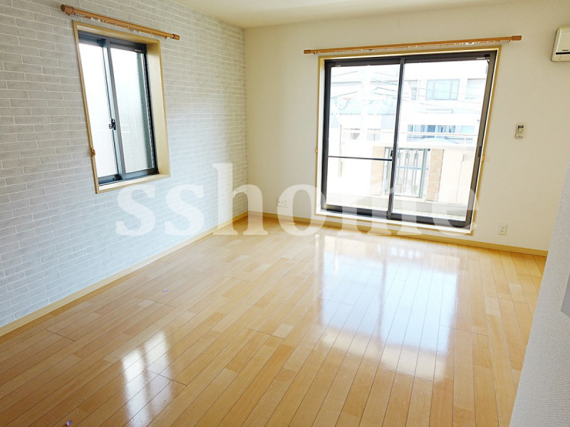 居室・リビング　2面採光で明るいです☆