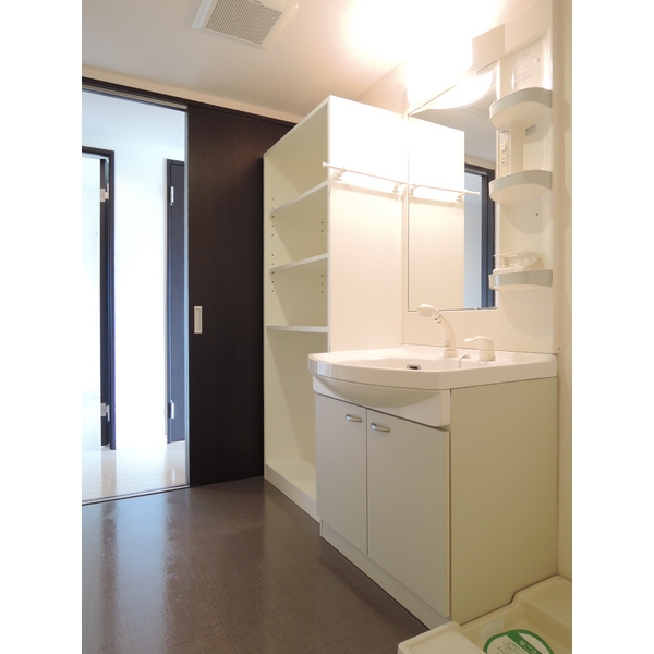 洗面設備　独立洗面台、朝の身支度には欠かせません