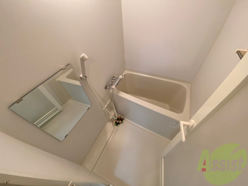 バス・シャワールーム　バスルームは狭すぎず、シャワーも浴びやすそうです。