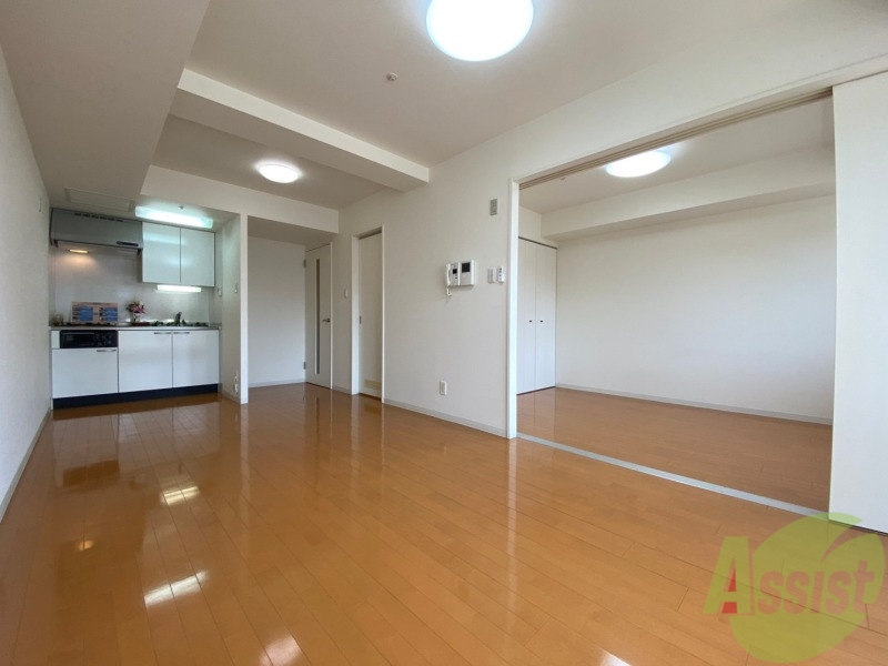 居室・リビング　１２．８帖のＬＤＫです。広々として、きれいですね。