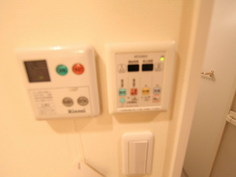 その他設備　浴室暖房乾燥機　給湯設備　ボタンで温度調整ができます